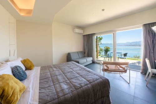 Suite con vista panoramica sul mare all'Hotel Belvedere Resort, letto king size, balcone con affaccio su Castellammare del Golfo e arredamento moderno