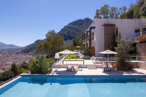 Piscina a sfioro con vista sulle montagne di Castellammare del Golfo presso l'Hotel Belvedere Resort, Sicilia