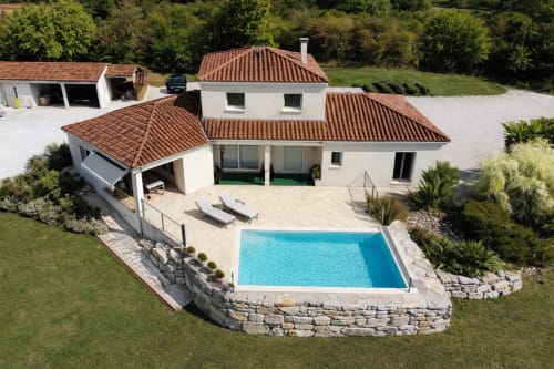 Vue aérienne du Gîte la Villa des Falaises du Lot avec piscine, terrasse et jardins à Tour de Faure