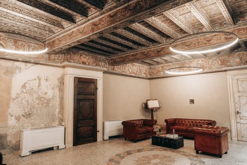 Soffitto in legno ornamentale con travi affrescate nell'elegante salotto del Palazzo Fauzone Relais & Spa, Mondovì