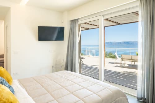 Camera Bright Junior Suite all'Hotel Belvedere con vista mare, TV a schermo piatto e accesso diretto alla terrazza