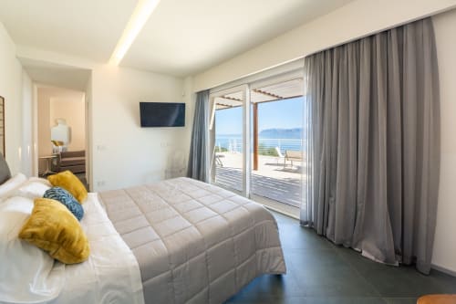 Suite junior di lusso all'Hotel Belvedere Resort di Castellammare del Golfo con vista mare, TV a schermo piatto e arredi moderni