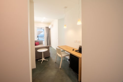 Area di lavoro Junior Suite dell'Hotel Belvedere Resort con balcone vista mare a Castellammare del Golfo