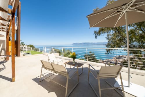 Balcone Hotel Belvedere Resort con vista mare, lettini, ombrellone e piscina a sfioro che si affaccia su Castellammare del Golfo
