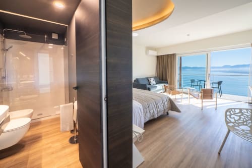 Suite Premium Vista Mare dell'Hotel Belvedere Resort con vista mare, bagno moderno, letto e balcone con veduta su Castellammare
