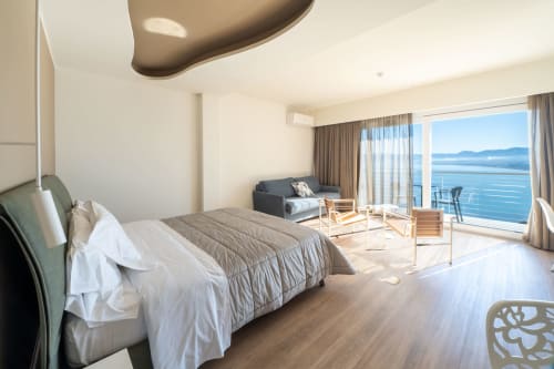 Suite Premium Spaciosa Vista Mare presso l'Hotel Belvedere Resort con balcone panoramico, arredamenti moderni e vista su Castellammare del