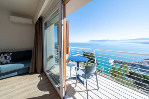 Balcone Suite Premium Vista Mare affacciato sulla costa di Castellammare del Golfo, Hotel Belvedere Resort Sicilia