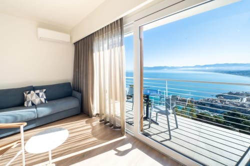 Suite Premium Vista Mare all'Hotel Belvedere Resort di Castellammare del Golfo con vista panoramica sul mare, balcone e design moderno