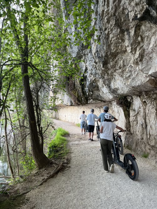 Cyclistes et piétons sur un sentier pittoresque en falaise à la Maison Lapopie, Saint-Cirq-Lapopie, France