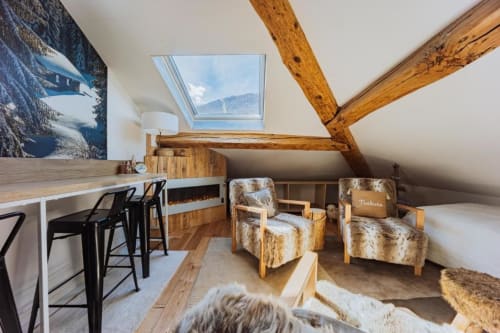 Charmant loft à Roussillon avec poutres apparentes, puits de lumière, coin salon et vue sur les montagnes