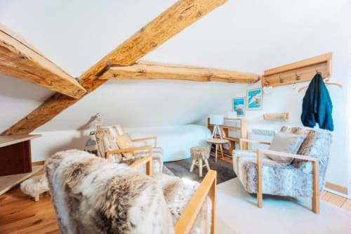 Appartement loft cosy à Roussillon avec poutres apparentes, mobilier bois et équipements modernes, coin séjour inclus