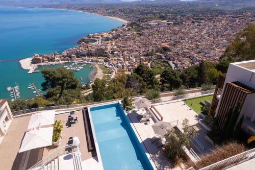 Piscina dell'Hotel Belvedere Resort con vista sulla baia cristallina del Mediterraneo e sulla costa di Castellammare del Golfo