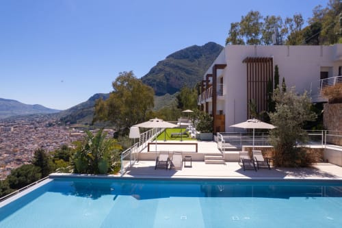 Lussuosa area piscina dell'Hotel Belvedere Resort a Castellammare del Golfo con vista sulle montagne