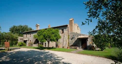 Storica villa in pietra circondata da rigogliosi giardini presso l'Agriturismo Buriano a Lubriano, Italia