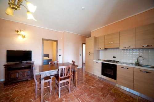 Appartamento L'Elce presso Agriturismo Buriano a Lubriano con tavolo da pranzo, cucina, TV e zona living
