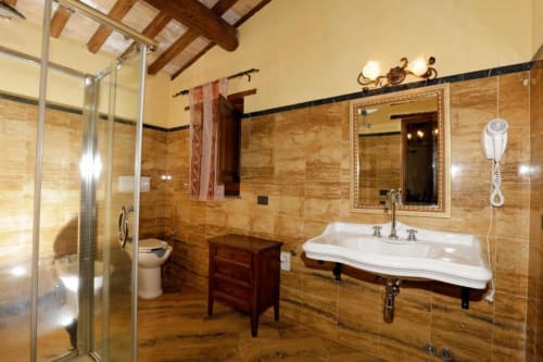Bagno lussuoso nello chalet Il Mandorlo presso l'Agriturismo Buriano, Lubriano, con rivestimenti in marmo, doppio lavabo e specchio