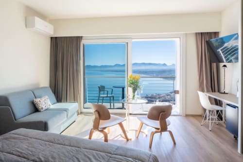 Suite vista mare premium dell'Hotel Belvedere Resort a Castellammare del Golfo con arredi moderni e balcone affacciato