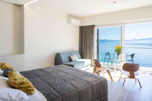 Suite lussuosa con vista mare presso Hotel Belvedere Resort: letto, zona living e balcone affacciato sulla baia di Castellammare del Golfo