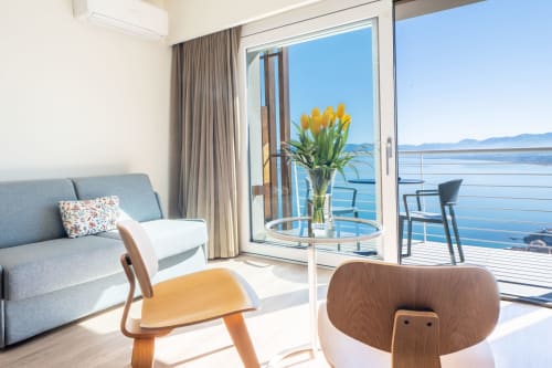 Suite lussuosa all'Hotel Belvedere Resort con arredi moderni, vista mare su Castellammare del Golfo e balcone privato