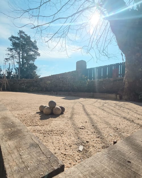 Cour pavée avec boulets de canon à La Maison 1903 B&B à Trévou-Tréguignec, France