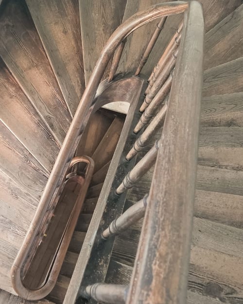 Escalier en bois aux balustres sculptés et rampes tournées à La Maison 1903, gîte à Trévou-Tréguignec, France