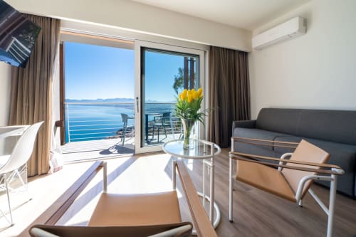 Suite Premium del Resort Hotel Belvedere con balcone vista mare su Castellammare del Golfo, arredamento moderno e