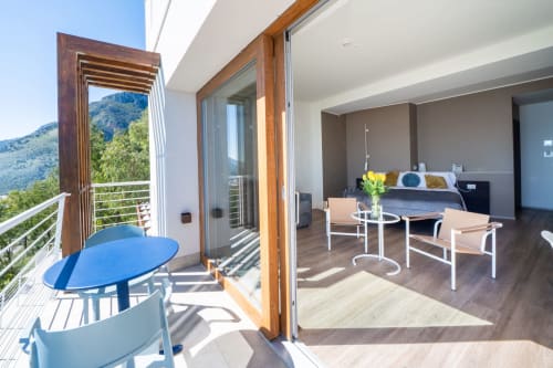 Suite Premium con balcone affacciato sulle montagne di Castellammare del Golfo, arredi moderni e terrazza aperta