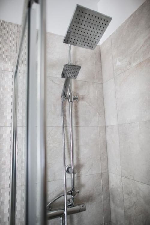 Moderna doccia con doppi soffioni a pioggia nella Junior Family Suite dell'Exclusive Domus Gaudia, Roma