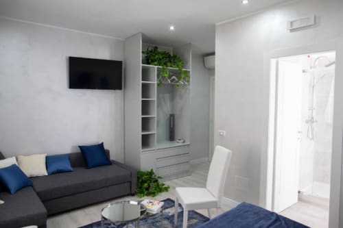 Suite Familiare Junior moderna presso l'Exclusive Domus Gaudia Roma con divano letto, TV a schermo piatto e bagno privato con doccia