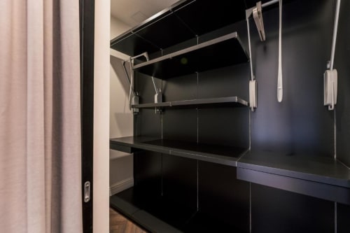 Scaffale nero vuoto con struttura in acciaio inox nell'angolo cottura della casa vacanze Domus Gaudia Roma