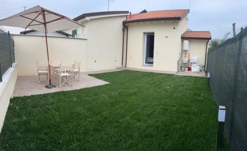 Moderno appartamento con giardino privato, patio e sedute ombreggiate a Mistral Holidays, Marina di Carrara