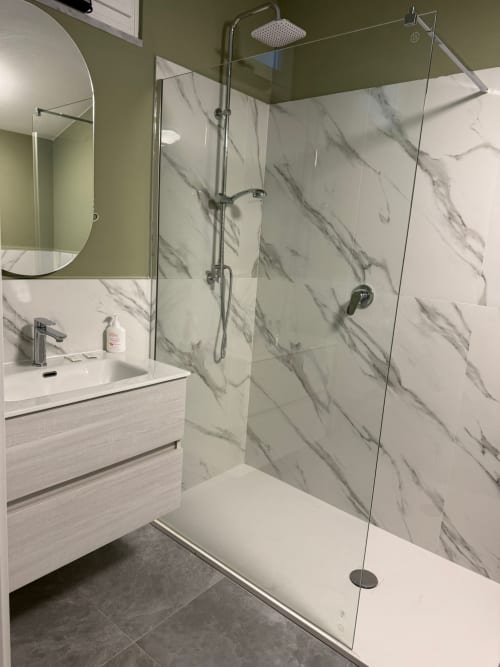 Bagno moderno con cabina doccia in marmo e vanità presso l'appartamento Mistral Holidays Marina di Carrara