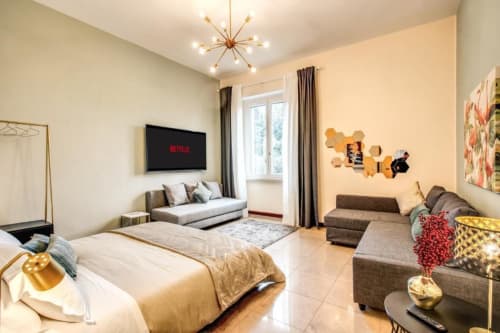 Appartamento Borghese Green a Roma con letto, divano, TV Netflix, arredamento moderno e balcone con vista sul giardino