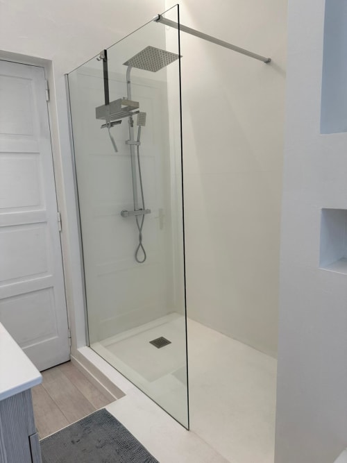 Modern glass shower enclosure with rainfall showerhead and handheld spray in Aparthotel Bentivoglio, Catania apartment