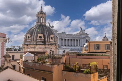Vista panoramica dalla Imperial Penthouse di Roma con la celebre cupola e lo skyline di architettura storica