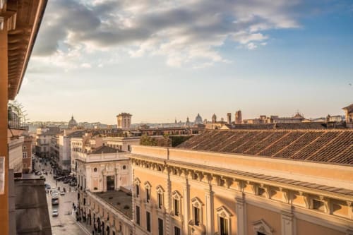 Panorama di Roma dalla terrazza del Imperial Panorama Penthouse con i monumenti storici e i tetti in laterizio