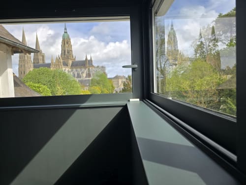 Vue de la Cathédrale de Bayeux depuis la fenêtre de la chambre Le Castel avec jardins et architecture historique