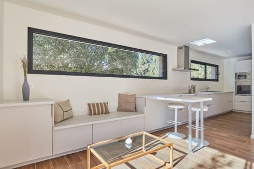 Cuisine moderne de villa avec salon et vue sur jardin à CIRELINE-La Fontaine du Roy, Rognes