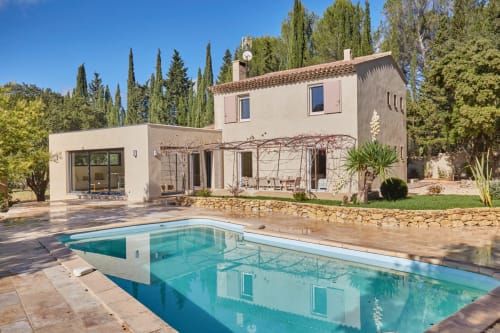 Villa moderne avec piscine à CIRELINE-La Fontaine du Roy à Rognes, entourée de cyprès et d'aménagement paysager méditerranéen