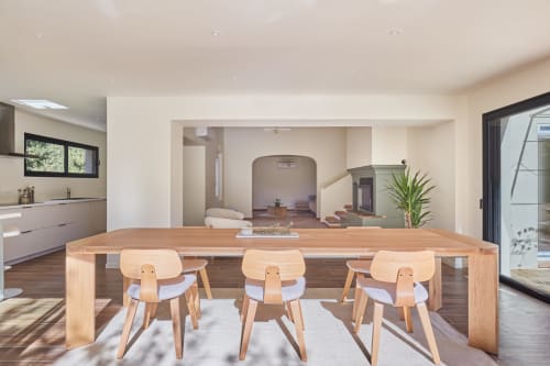 Salle à manger de villa moderne avec table en bois, chaises en bois clair et vue sur le jardin à CIRELINE-La Fontaine du Roy à Rognes