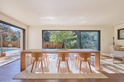 Villa de repas contemporaine à CIRELINE-La Fontaine du Roy avec table en bois, chaises et vue sur le jardin à Rognes