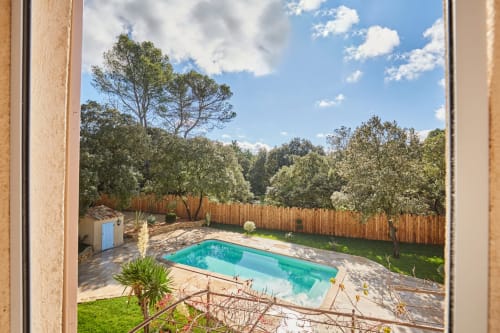 Jardin de villa avec piscine, clôture en bois et vues arborées à CIRELINE-La Fontaine du Roy à Rognes