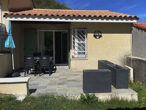 Appartement 124 Pavillon au Vallon des Sources, Digne-les-Bains : terrasse ensoleillée avec salon de jardin et jardinières