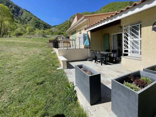 Appartement Le Vallon des Sources avec vue montagne, patio, jardinières et terrasse aménagée à Digne-les-Bains
