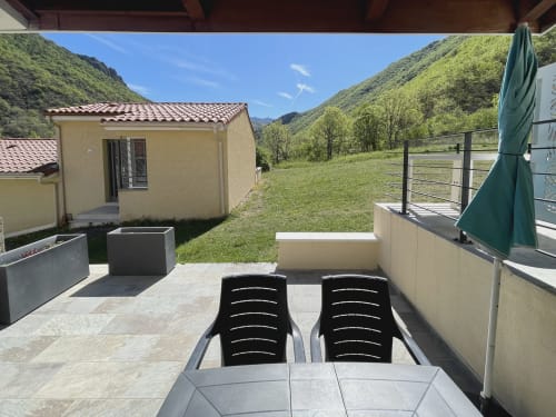 Terrasse avec vue sur les montagnes à l'appartement Le Vallon des Sources, Digne-les-Bains, équipée de transats et d'un pavillon