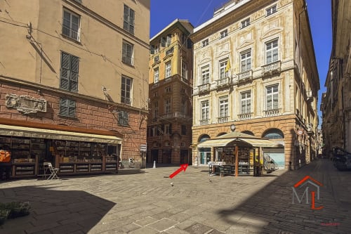 Piazza storica di Genova con edifici rinascimentali colorati e pavimento in acciottolato, vista della città dall'appartamento ML White House