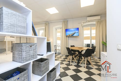 Appartamento White House ML a Genova con zona pranzo, scaffali, TV e vista sul porto