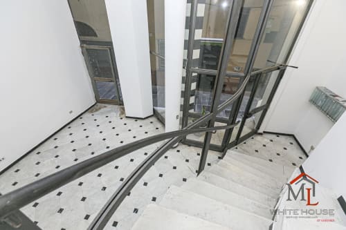 Scala moderna con ringhiere in metallo nell'appartamento ML White House di Genova, con pavimentazione geometrica e stile contemporaneo