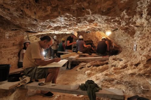 Jaciment d'excavació arqueològica amb treballadors amb cascs de seguretat a l'Hotel Restaurant Can Carol, Capellades