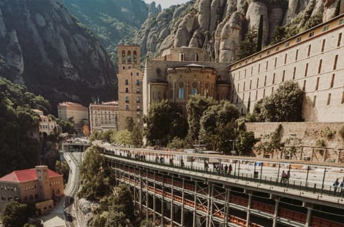 Monestir de Montserrat encaixat entre dramàtics penya-segats rocosos prop del Hotel Restaurant Can Carol a Capellades, Espanya